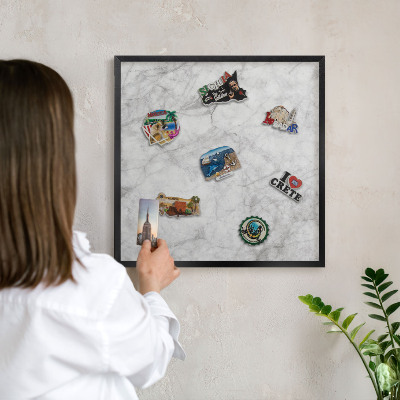 Magnetpinnwand Metall für Urlaubsmagnete mit schwarzem Rahmen Grauer Marmor