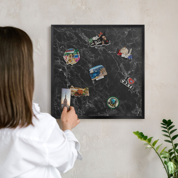 Magnetpinnwand Metall für Urlaubsmagnete mit schwarzem Rahmen Marmor-Eleganz