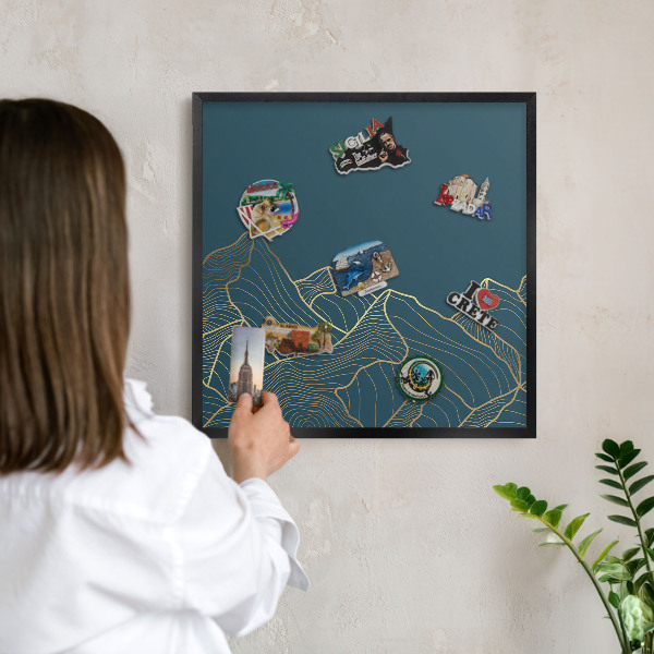 Magnetpinnwand Metall für Urlaubsmagnete mit schwarzem Rahmen Minimalismus in den Bergen