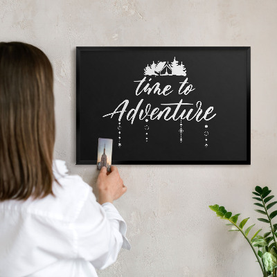 Magnetpinnwand Metall für Urlaubsmagnete mit schwarzem Rahmen Ein Abenteuer erwartet dich.