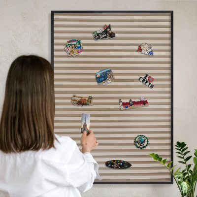 Magnetpinnwand Metall für Urlaubsmagnete mit schwarzem Rahmen Holzlatten