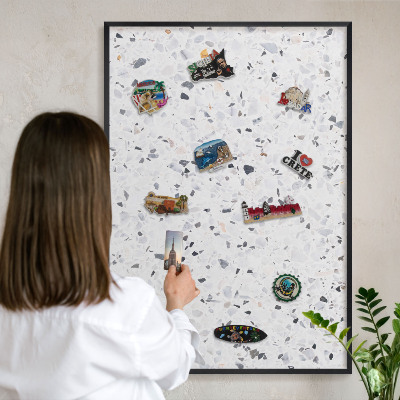Magnetpinnwand Metall für Urlaubsmagnete mit schwarzem Rahmen Terrazzo-Stil