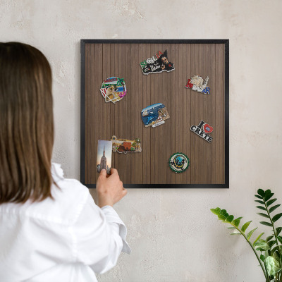 Magnettafel Metall mit Rahmen in Schwarz Holzhintergrund