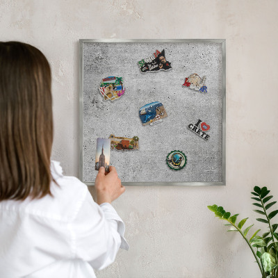 Dekoratives Magnetboard aus Metall in Silberrahmen Konkreter Minimalismus