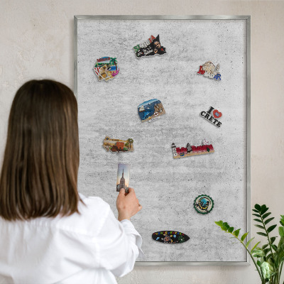 Dekoratives Magnetboard aus Metall in Silberrahmen Graue Textur