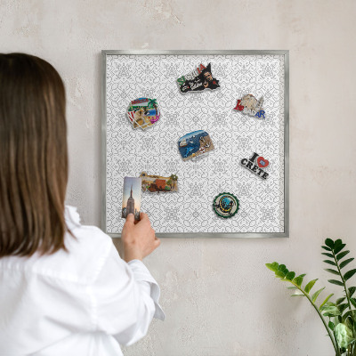 Dekoratives Magnetboard aus Metall in Silberrahmen Geometrische Symmetrie