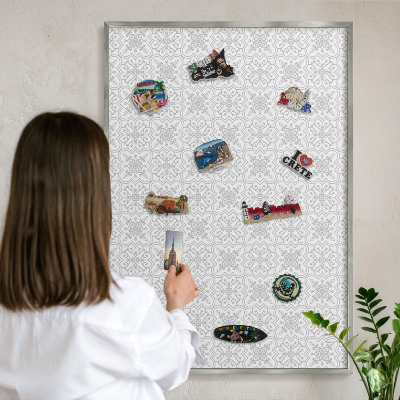 Dekoratives Magnetboard aus Metall in Silberrahmen Geometrische Symmetrie