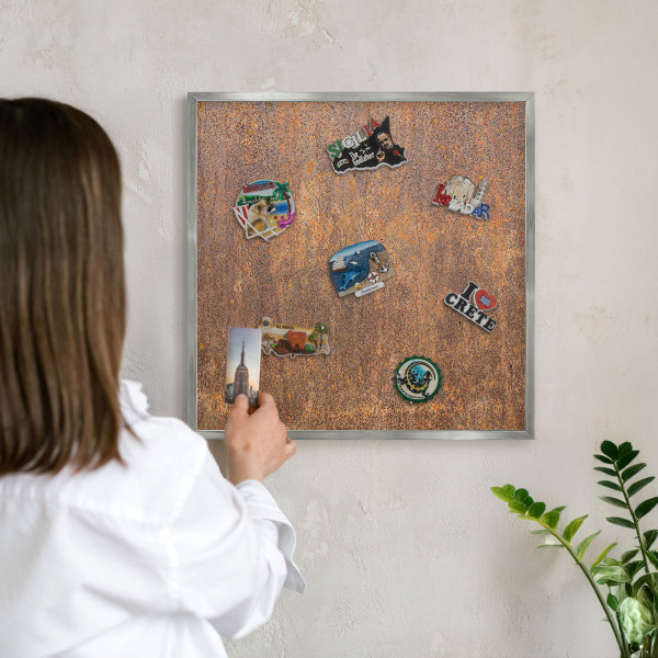 Dekoratives Magnetboard aus Metall in Silberrahmen Rostige Eleganz
