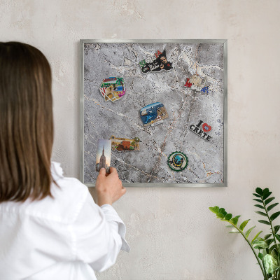 Dekoratives Magnetboard aus Metall in Silberrahmen Gemusterter Marmor