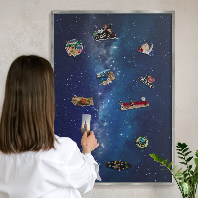 Dekoratives Magnetboard aus Metall in Silberrahmen Sternenraum
