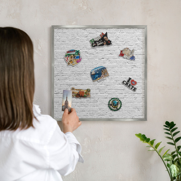 Metalltafel für Magnete mit silbernem Rahmen Ziegelmauer