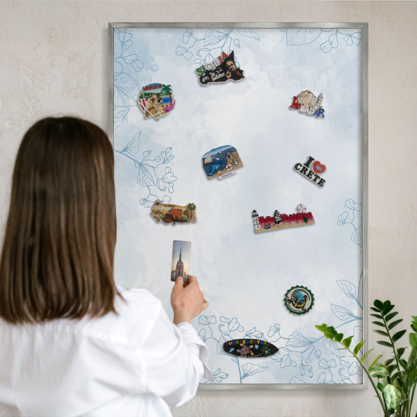 Dekoratives Magnetboard aus Metall in Silberrahmen Floristische Eleganz