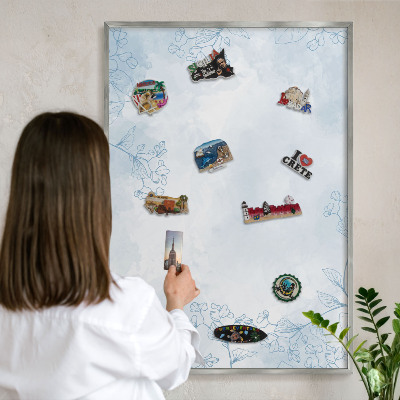 Dekoratives Magnetboard aus Metall in Silberrahmen Floristische Eleganz