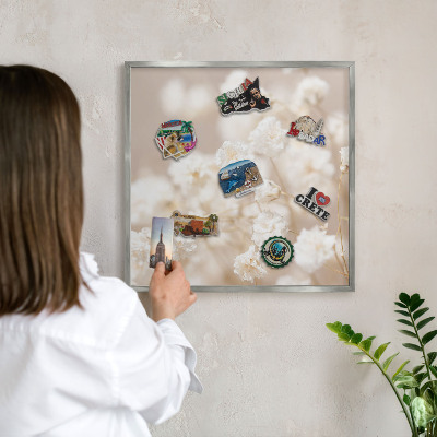 Metalltafel für Magnete mit silbernem Rahmen Beige Blüten