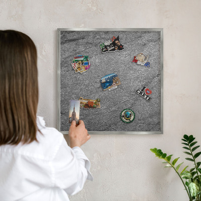 Dekoratives Magnetboard aus Metall in Silberrahmen Grauer Stein