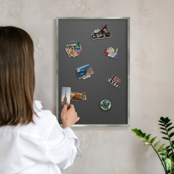 Dekoratives Magnetboard aus Metall in Silberrahmen Geometrische Textur