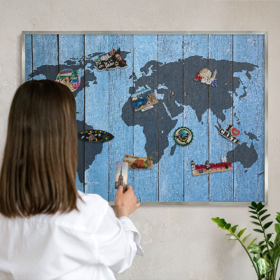 Dekoratives Magnetboard aus Metall in Silberrahmen Weltkarte