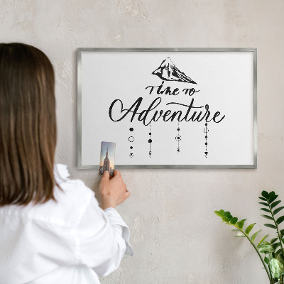 Dekoratives Magnetboard aus Metall in Silberrahmen Bergabenteuer