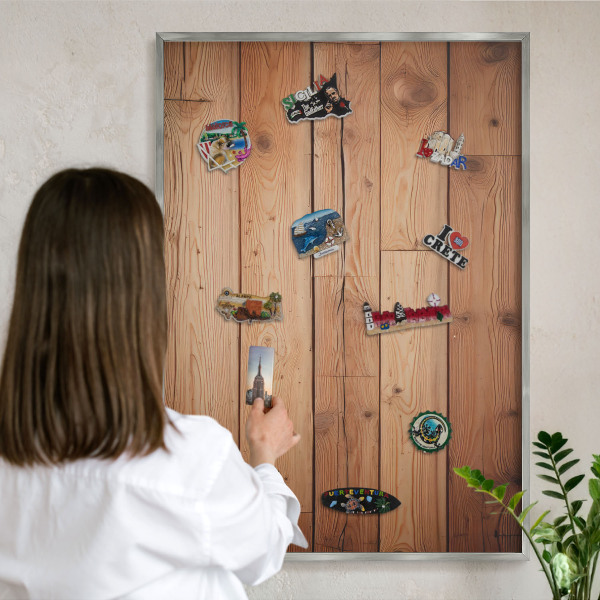 Dekoratives Magnetboard aus Metall in Silberrahmen Holzbretter