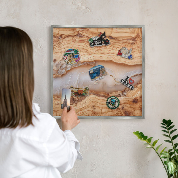 Metalltafel für Magnete mit silbernem Rahmen Eleganz aus Holz