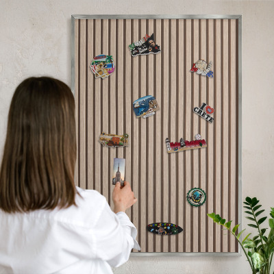 Dekoratives Magnetboard aus Metall in Silberrahmen Ruhige Struktur