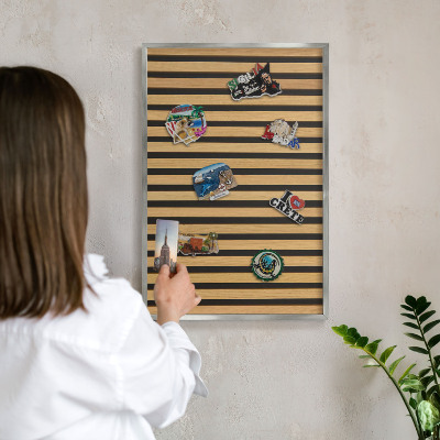 Dekoratives Magnetboard aus Metall in Silberrahmen Holzrhythmen