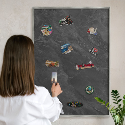 Dekoratives Magnetboard aus Metall in Silberrahmen Graue Eleganz