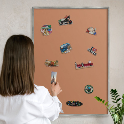Dekoratives Magnetboard aus Metall in Silberrahmen Mattorange