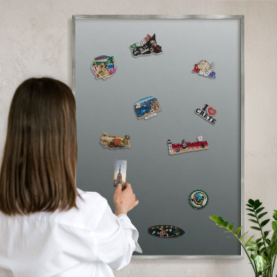 Dekoratives Magnetboard aus Metall in Silberrahmen Blauer Farbverlauf