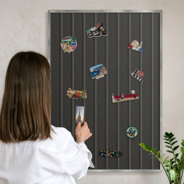 Dekoratives Magnetboard aus Metall in Silberrahmen Paneeltextur