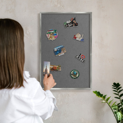 Dekoratives Magnetboard aus Metall in Silberrahmen Graue Textur