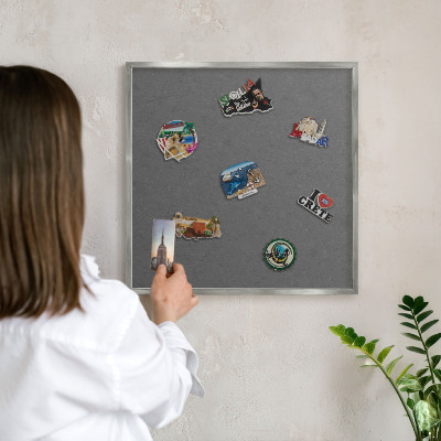 Dekoratives Magnetboard aus Metall in Silberrahmen Graue Textur