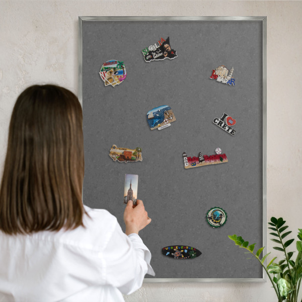 Dekoratives Magnetboard aus Metall in Silberrahmen Graue Textur