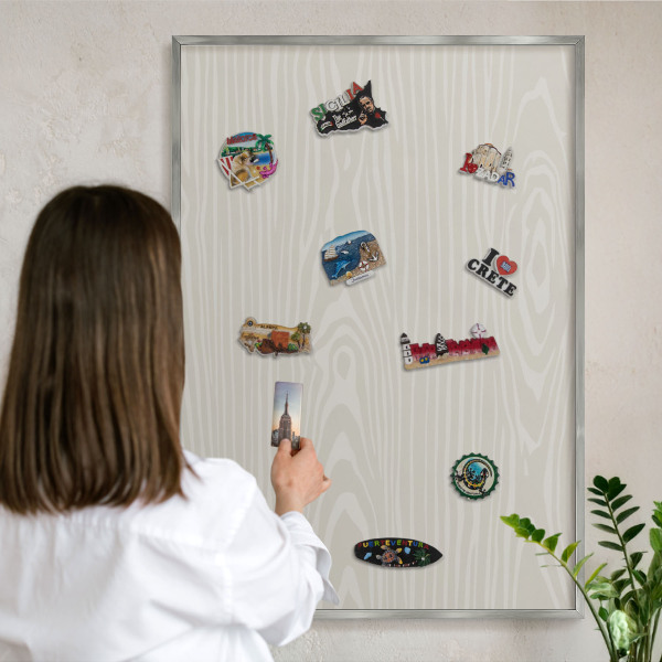 Dekoratives Magnetboard aus Metall in Silberrahmen Holzkonstruktion