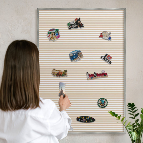 Dekoratives Magnetboard aus Metall in Silberrahmen Vertikale Streifen