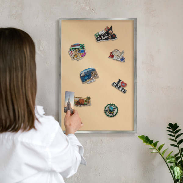 Dekoratives Magnetboard aus Metall in Silberrahmen Cremige Harmonie