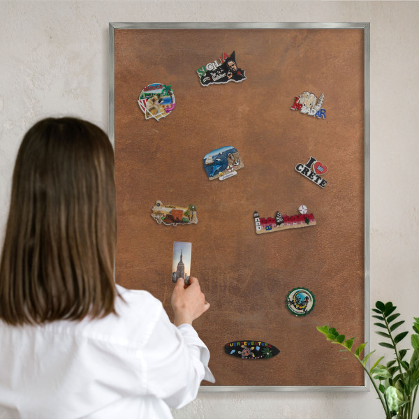 Dekoratives Magnetboard aus Metall in Silberrahmen Braune Textur