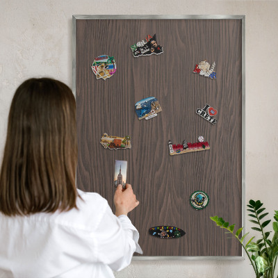 Dekoratives Magnetboard aus Metall in Silberrahmen Naturholz