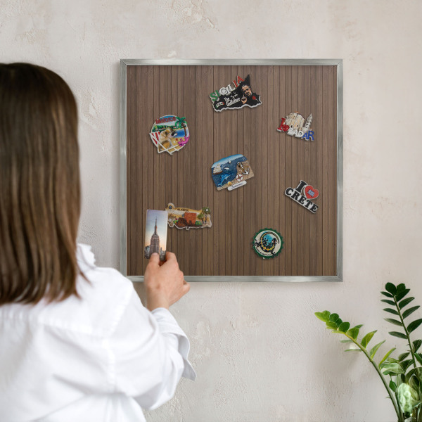 Dekoratives Magnetboard aus Metall in Silberrahmen Holzhintergrund