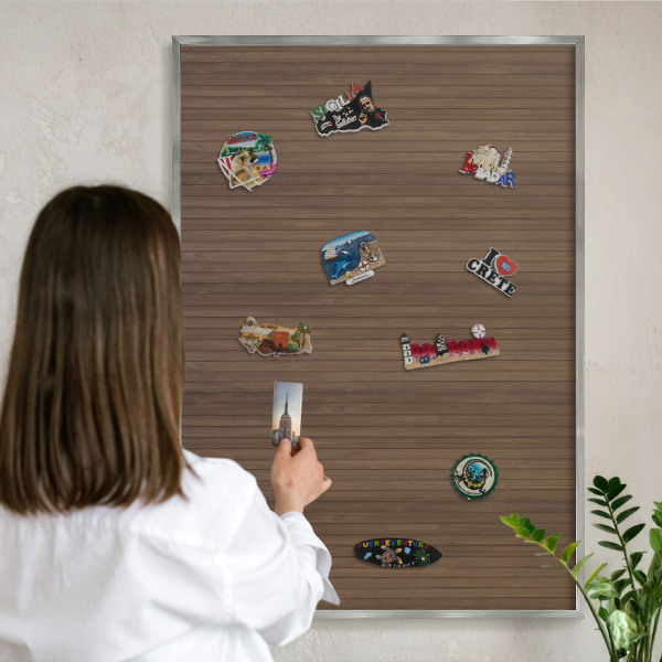 Dekoratives Magnetboard aus Metall in Silberrahmen Holzhintergrund