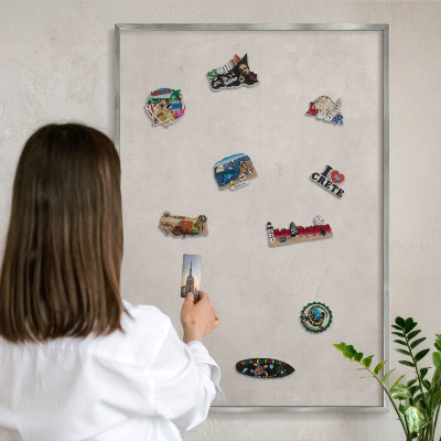 Dekoratives Magnetboard aus Metall in Silberrahmen Graue Eleganz