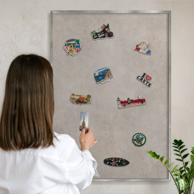 Dekoratives Magnetboard aus Metall in Silberrahmen Neutrale Eleganz