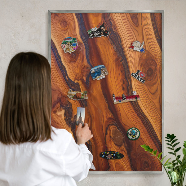 Dekoratives Magnetboard aus Metall in Silberrahmen Holzringe