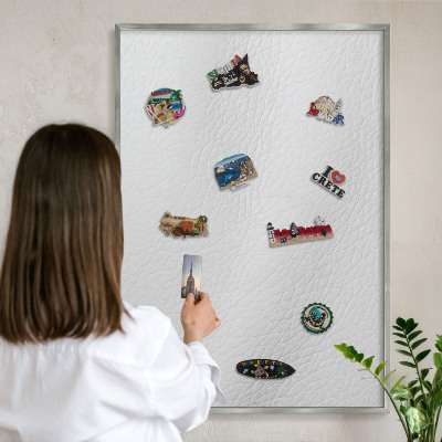 Dekoratives Magnetboard aus Metall in Silberrahmen Elegante Textur