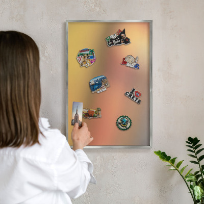 Dekoratives Magnetboard aus Metall in Silberrahmen Farbenfrohes Leuchten