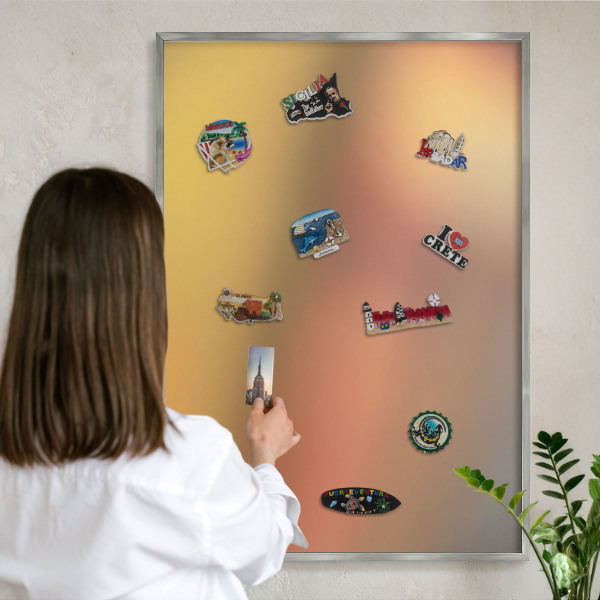 Dekoratives Magnetboard aus Metall in Silberrahmen Farbenfrohes Leuchten