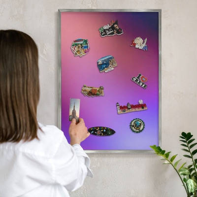 Dekoratives Magnetboard aus Metall in Silberrahmen Farben der Harmonie