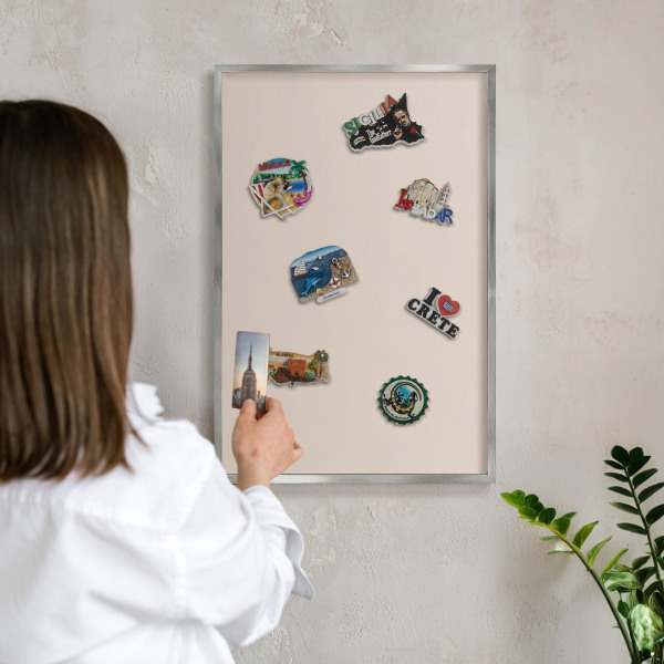 Metalltafel für Magnete mit silbernem Rahmen Warmes Beige