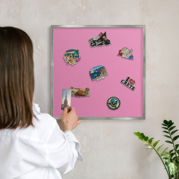 Dekoratives Magnetboard aus Metall in Silberrahmen Kühles Rosa