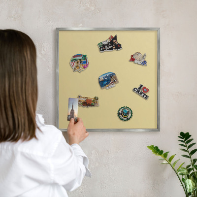 Dekoratives Magnetboard aus Metall in Silberrahmen Beige-gelb